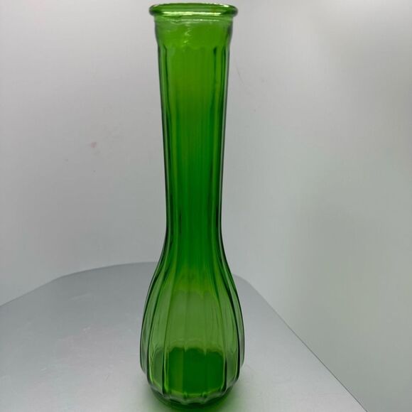 Vintage Emerald Green Ribbed Scalloped Bud Flower Vase - Picture 5 of 5